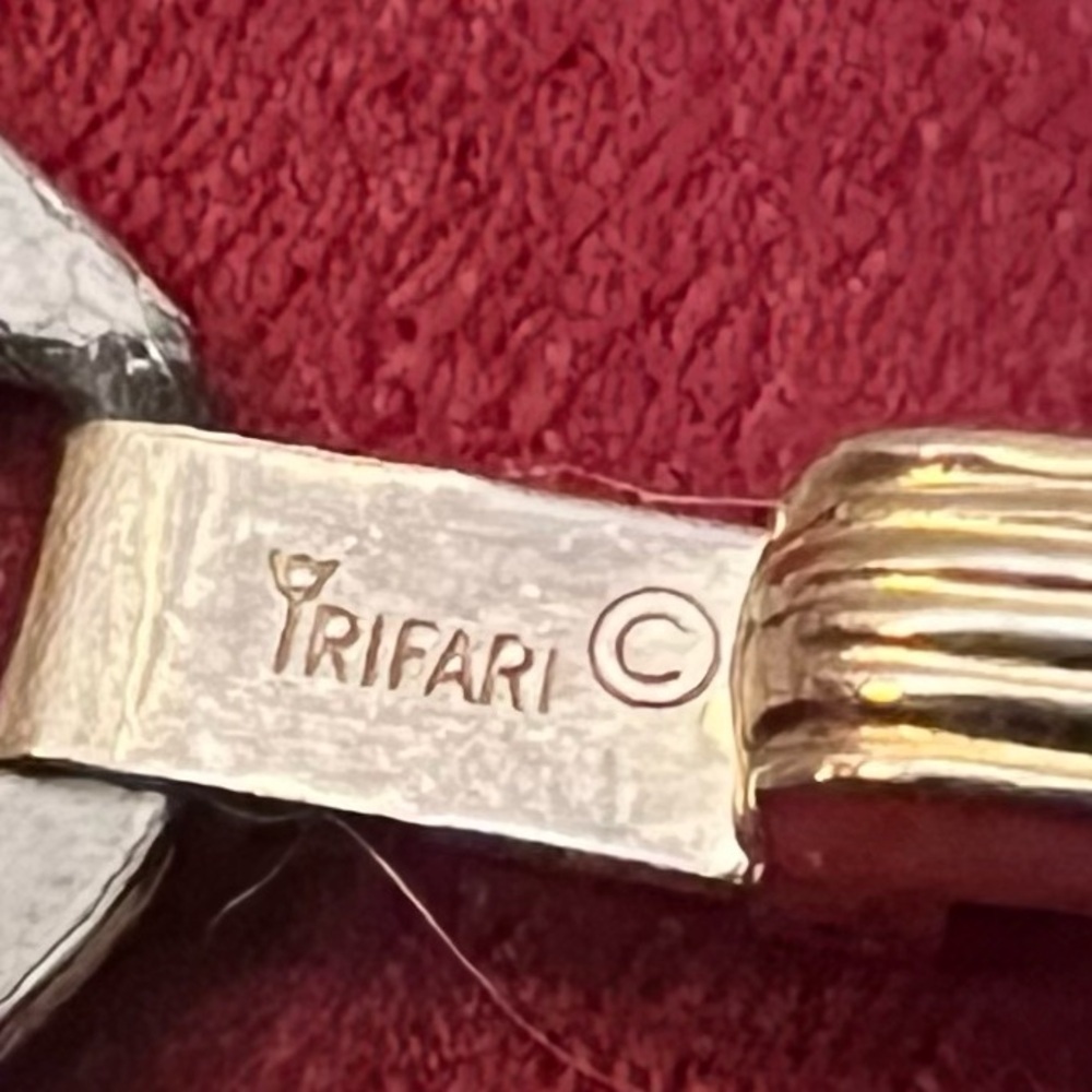 TRIFARI Vintage White Bead Crown Bracelet - Picture 3 of 9